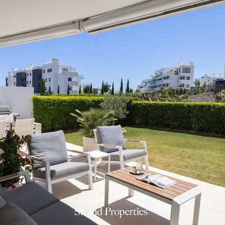 Modern Garden With A Spacious Terrace Lägenhet